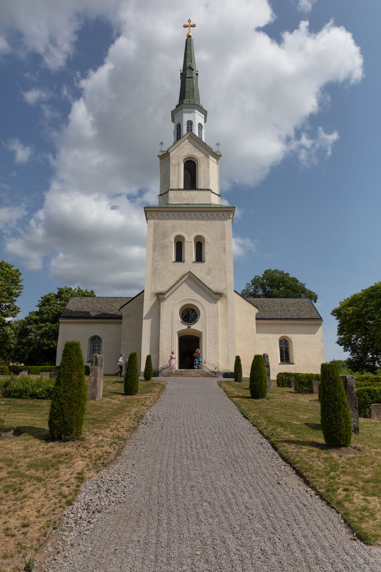 Östra Stenby kyrka i hårt ljus