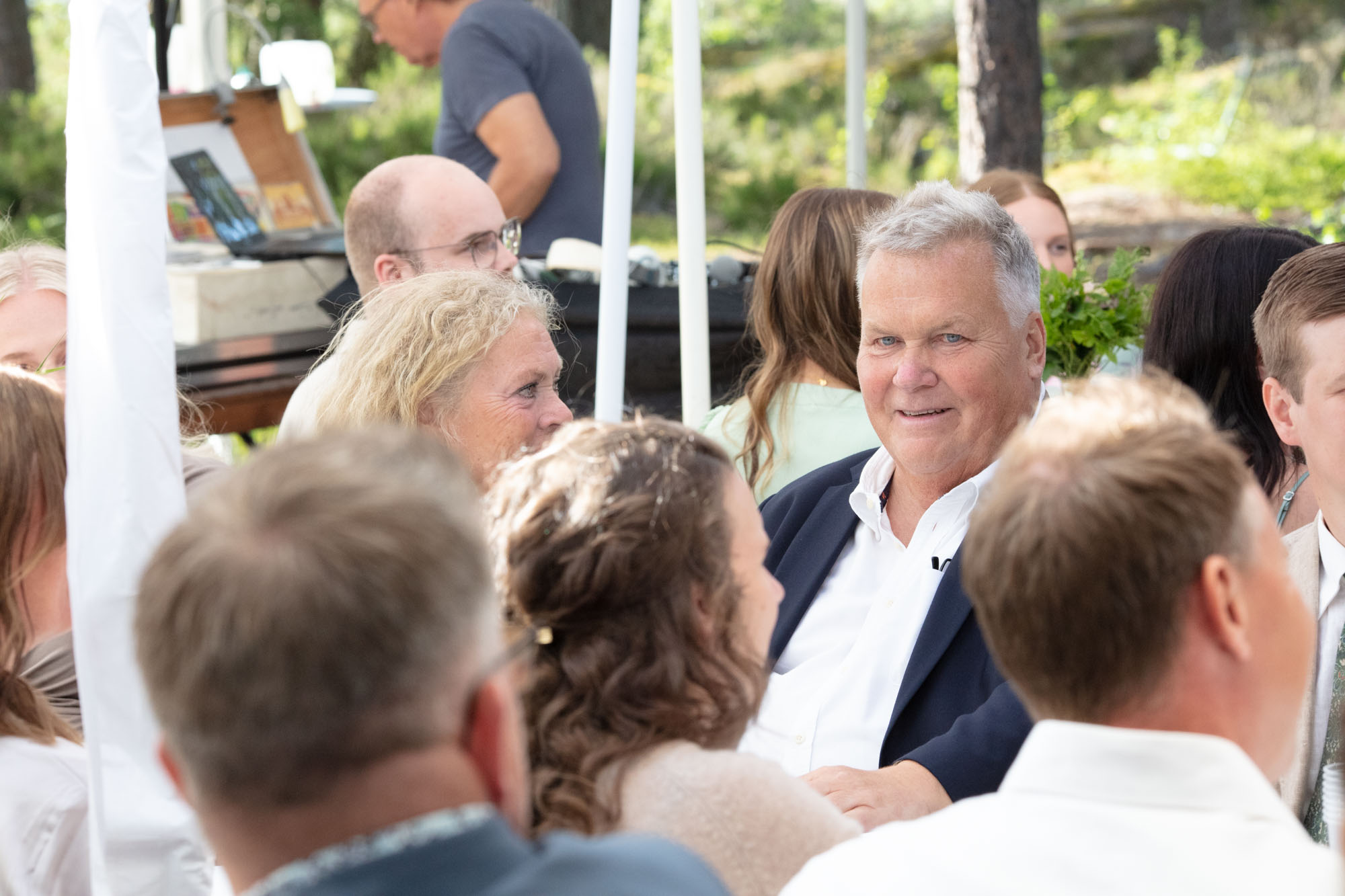 Brudgumens far är nöjd med fotografens jobb