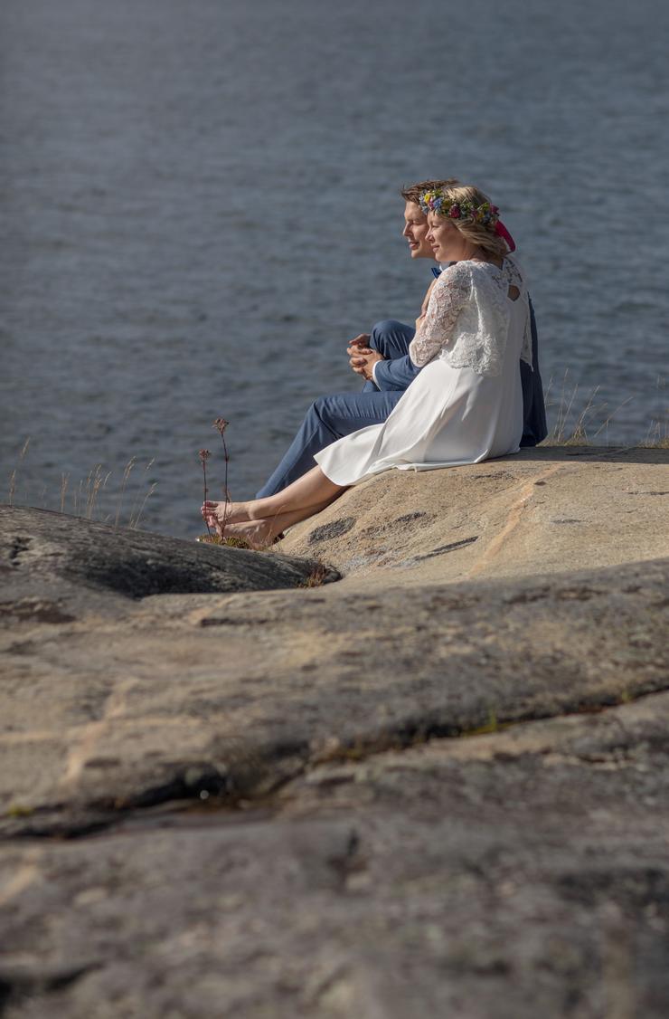 Skärgårdsbröllop - Nygifta på klippor